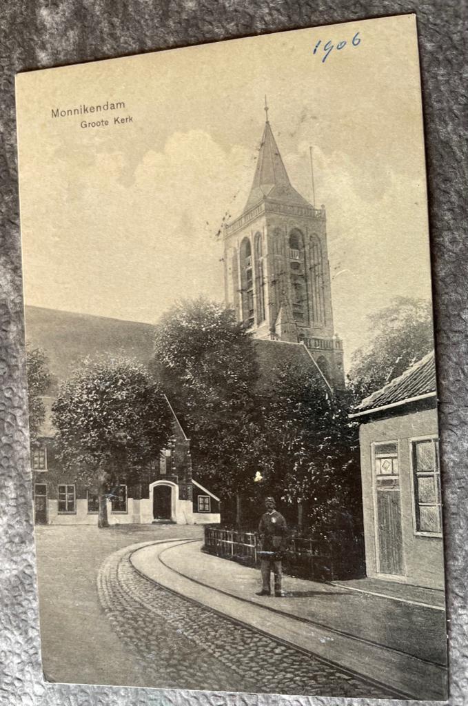 ansichtkaart van Monnikendam ; Grote Kerk met tramrails., Verzenden, 1920 tot 1940