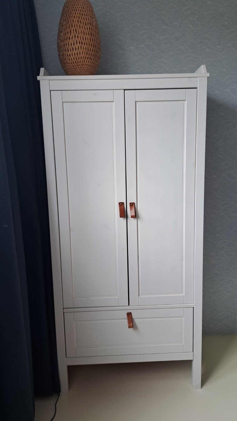 Sundvik ikea Witte kledingkast met lade en leren handgrepen, Modern, Scandinavisch, 50 tot 100 cm, Zo goed als nieuw, 150 tot 200 cm