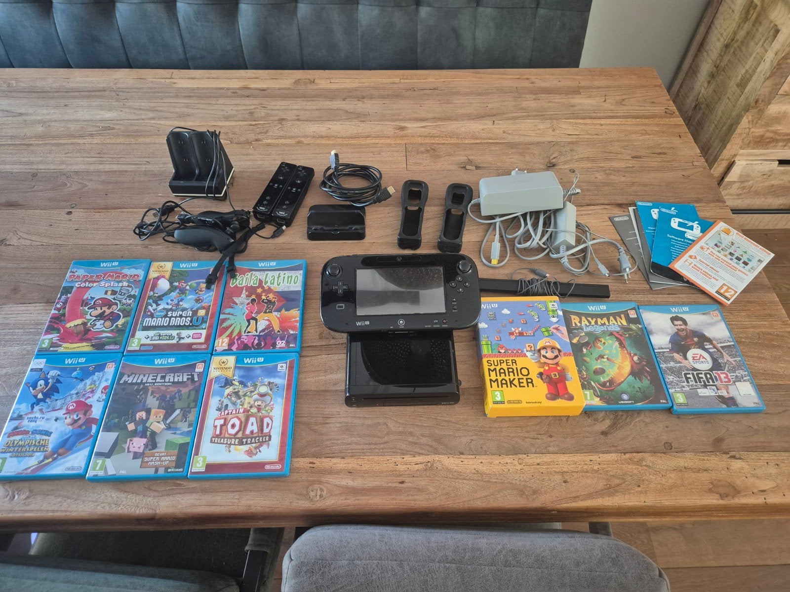 Nintendo Wii U met 9 spellen en diverse accessoires, Ophalen of Verzenden, Met 2 controllers
