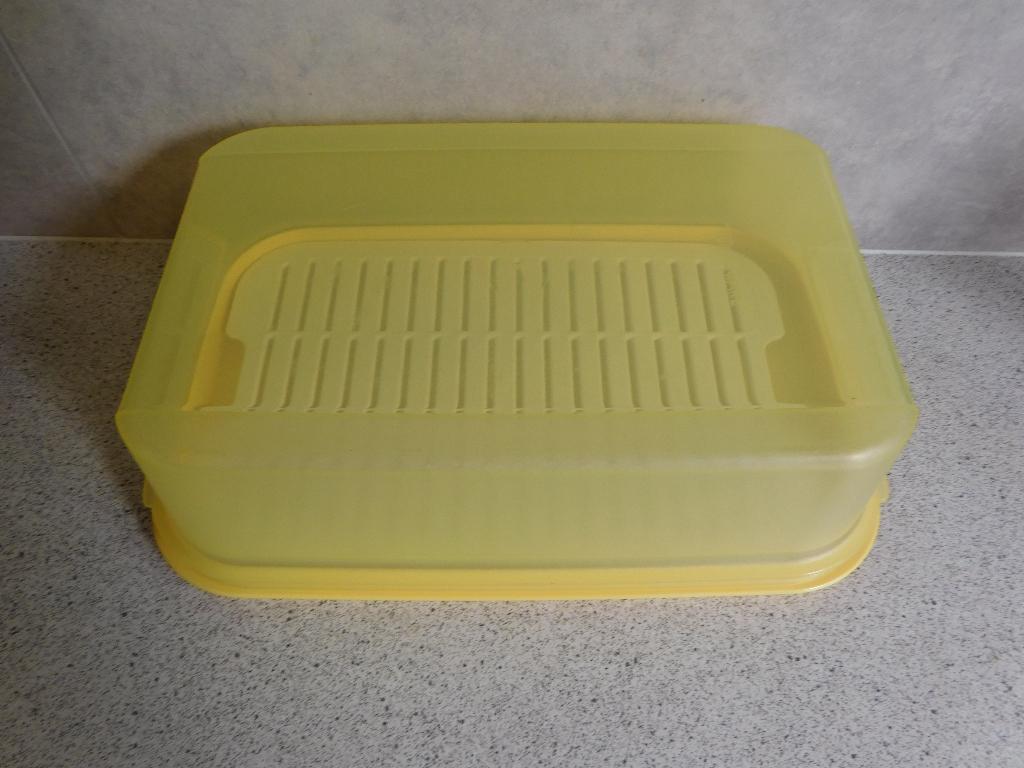 Tupperware Broodbox 29x19x9 cm. met Rooster Geel Creme, Ophalen of Verzenden, Zo goed als nieuw, Geel, Overige typen