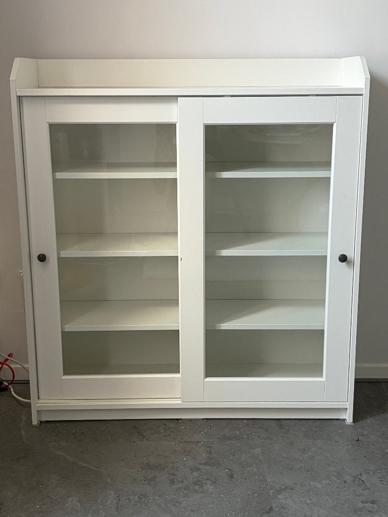 Vitrinekast Hauga (Ikea), Ophalen, 100 tot 150 cm, 100 tot 150 cm, Zo goed als nieuw