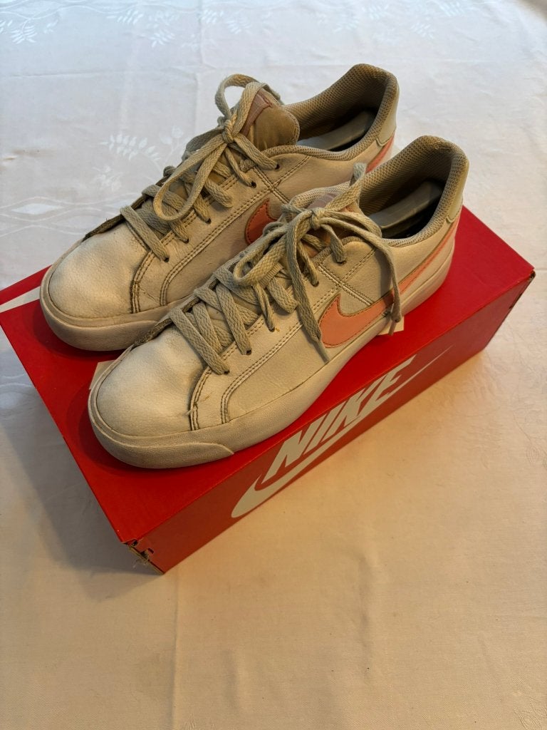Nike court royale met licht roze logo in maat 40 gebruikt!, Wit, Nike, Ophalen of Verzenden, Sneakers of Gympen