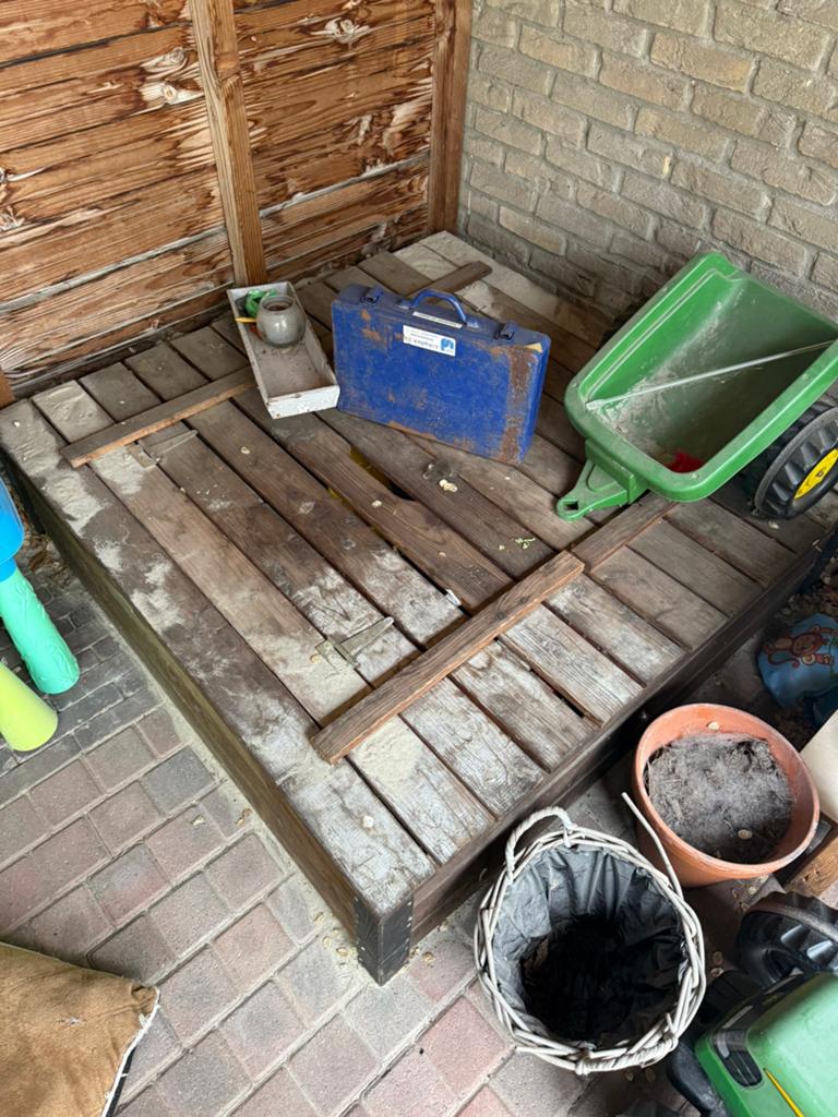 Gratis- Houten zandbak inclusief speelzand, Ophalen, Gebruikt