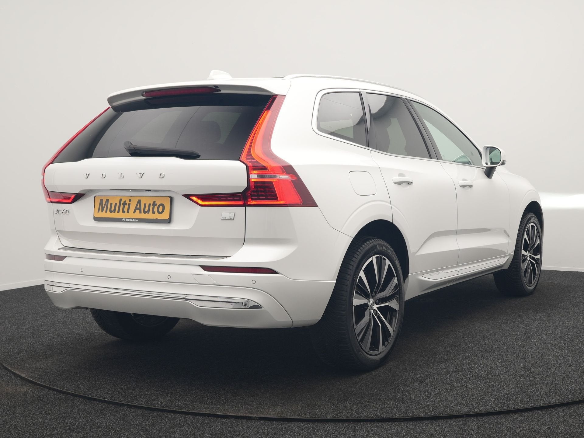 Volvo XC60 T6 AWD Plus Bright LONG RANGE PHEV 350pk Dealer O, Auto's, Volvo, Automaat, Dealer onderhouden, Gebruikt, 4 cilinders