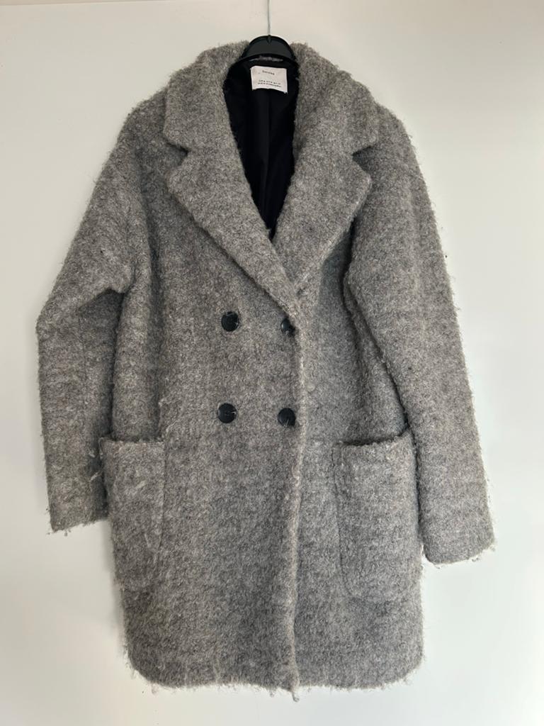 Bershka Grijze Bouclé Jas - Maat M, Ophalen, Zo goed als nieuw, Maat 38/40 (M), Grijs