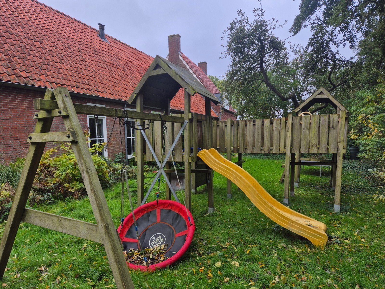 Groot houten speelhuis met glijbaan en schommels, Ophalen, Gebruikt, Hout