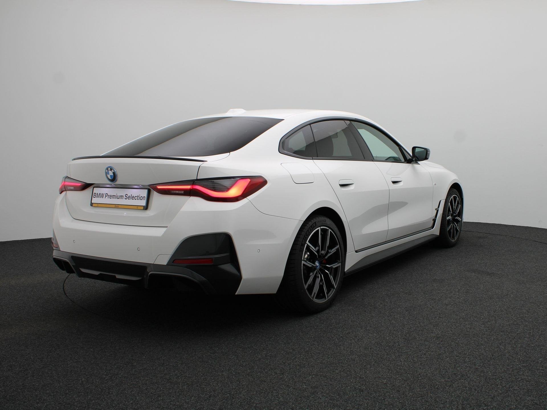 BMW i4 eDrive35 M Sportpakket Pro | SoH 96.0% | Achteruitrij, Auto's, Gebruikt, Zwart, Met garantie (alle), Wit