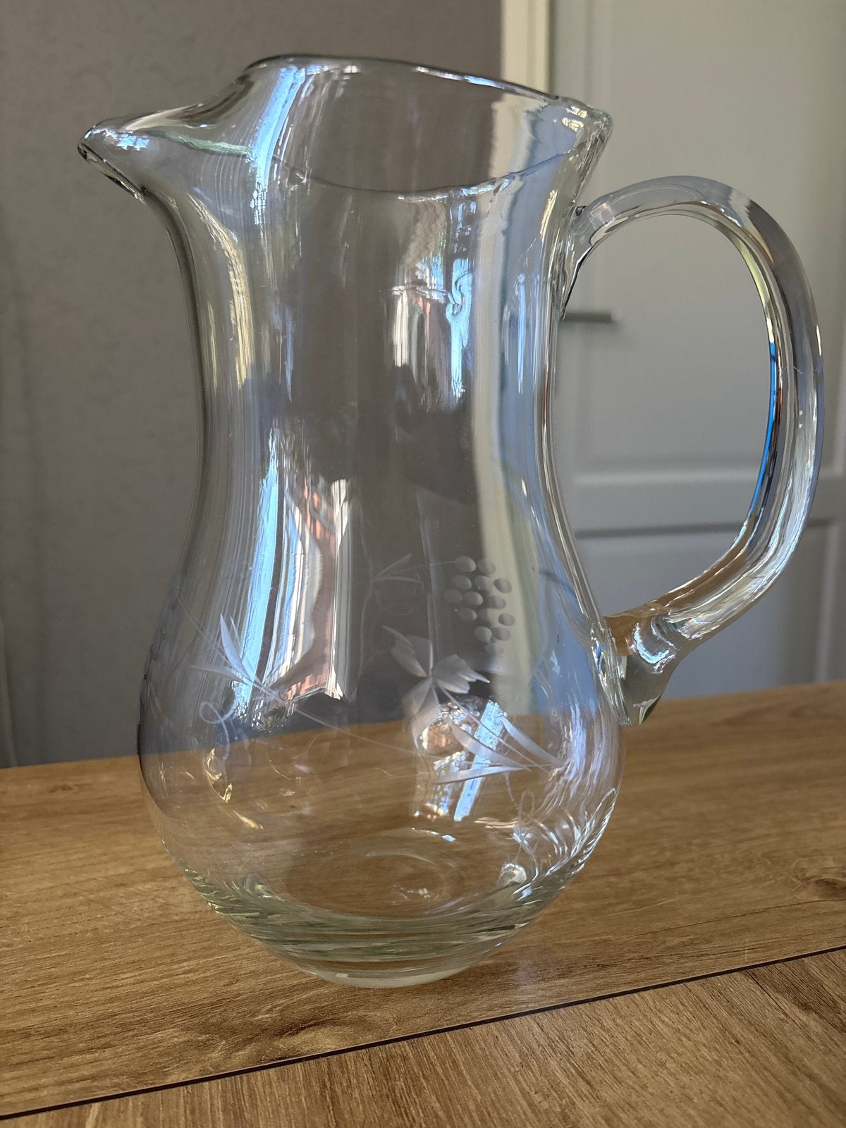 Glazen kan met druivenmotief, Ophalen of Verzenden