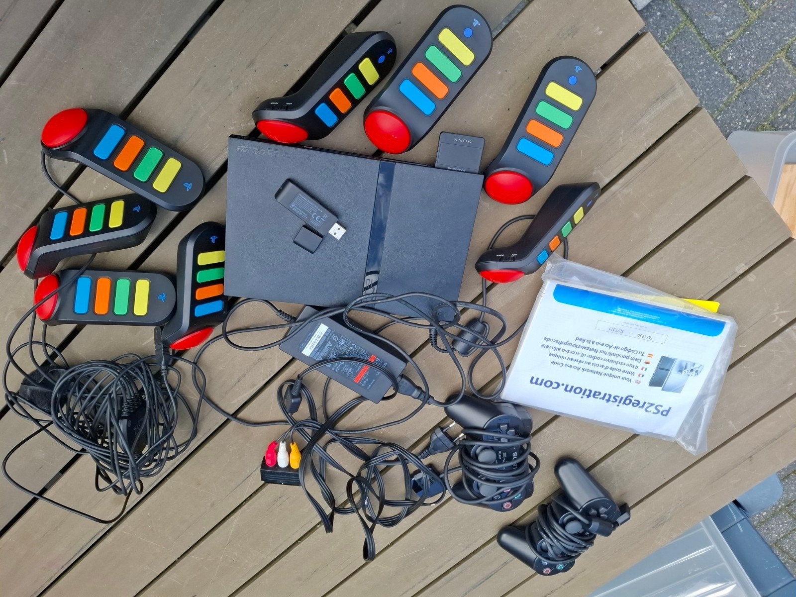 PlayStation 2 Slim met 2 controllers, Buzzers en games, Gebruikt, Zwart, Met games, Met 2 controllers