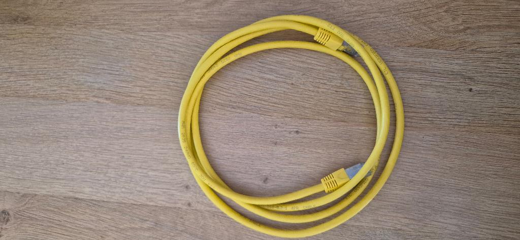 Gele CAT6 netwerkkabel / ethernetkabel, Ophalen, Zo goed als nieuw