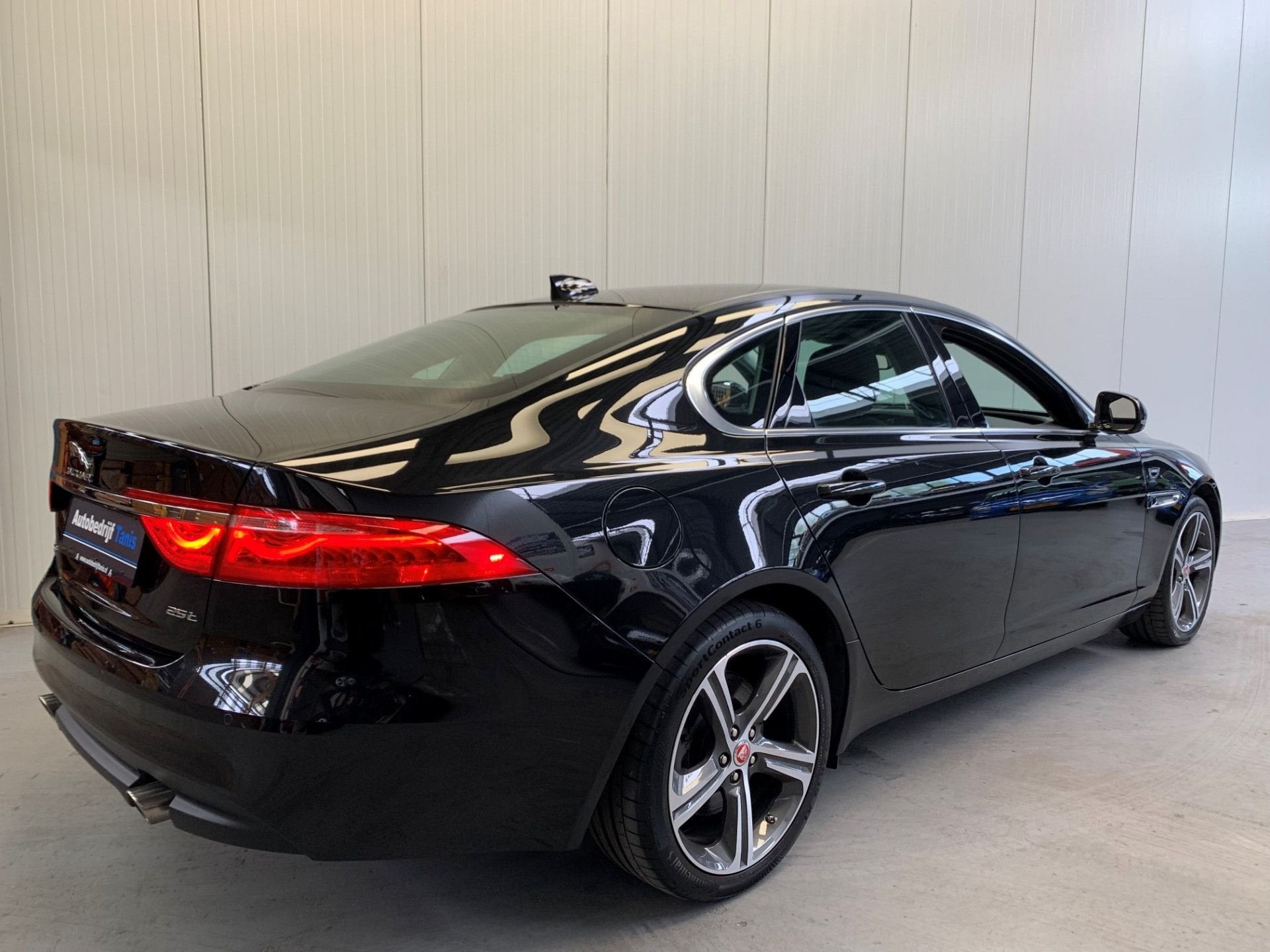 Jaguar XF 2.0t Prestige VIRTUAL COCKPIT-NAVI-LANE ASSIST-ECC, 12 maanden, Gebruikt, 4 cilinders, Zwart