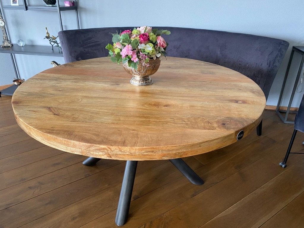 Mooie ronde houten tafel met ijzeren voet, Ophalen, Rond, Zo goed als nieuw, Vijf personen of meer