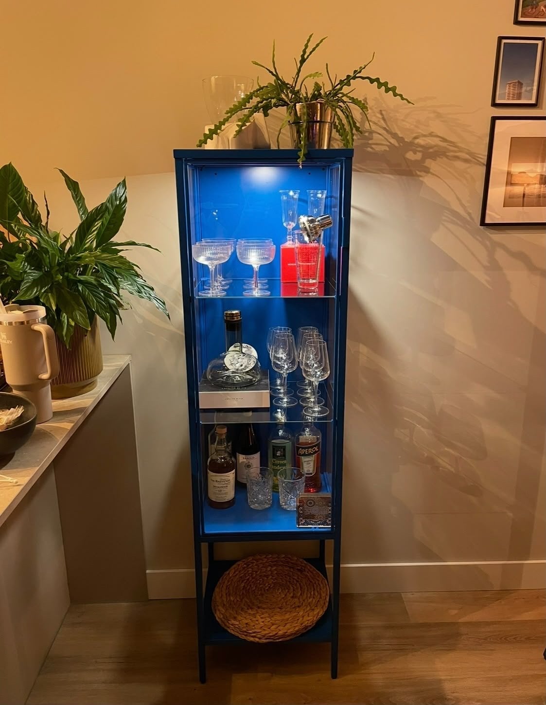 IKEA RUDSTA Vitrinekast - Blauw Glazen Display Kast, Huis en Inrichting, Ophalen, Minder dan 50 cm, Zo goed als nieuw, Metaal
