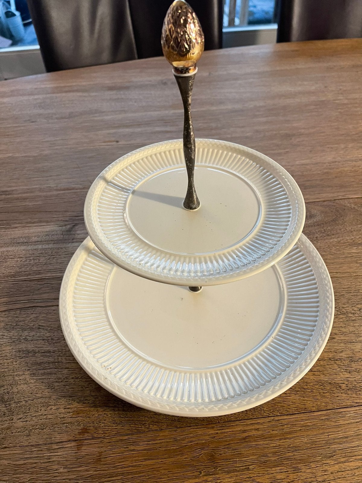 Wedgewood Edme etagere 28 cm en 18 cm met gouden knop, Ophalen, Etagère, Demontabel, Nieuw