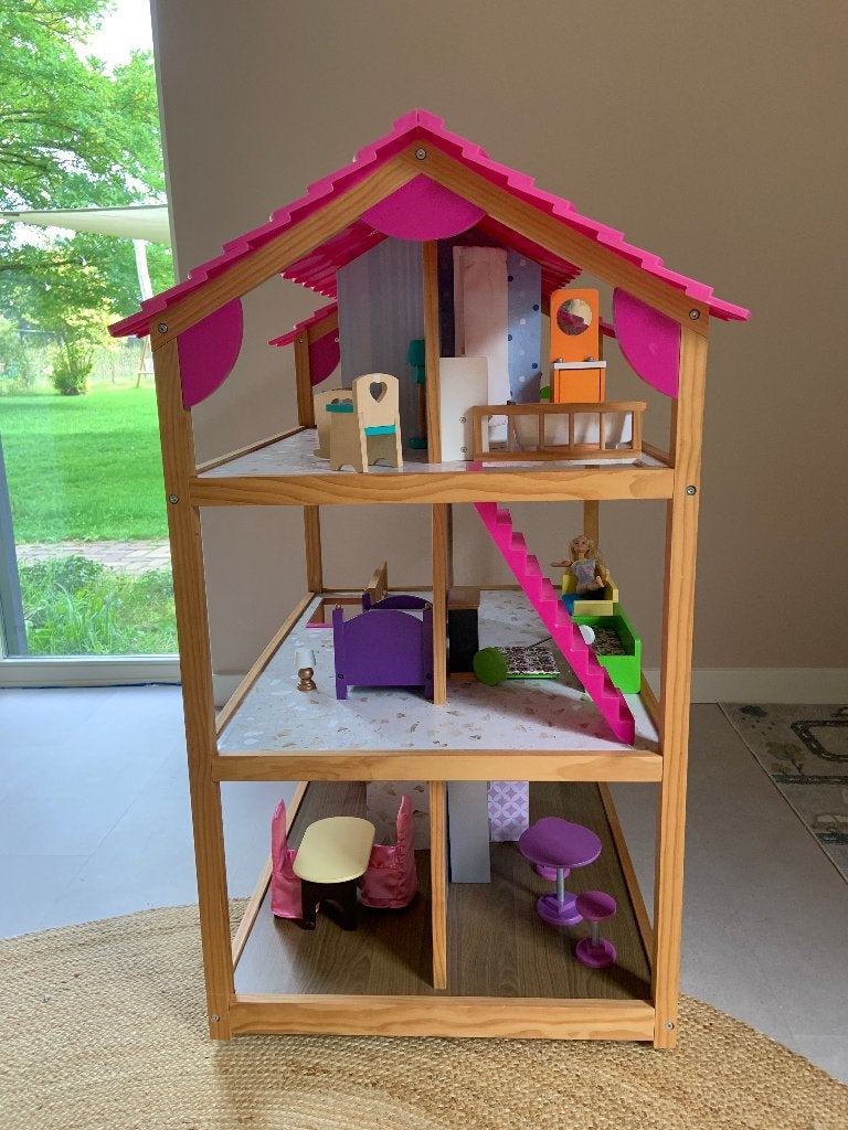 Foto 4 van Houten Barbiehuis incl meubels