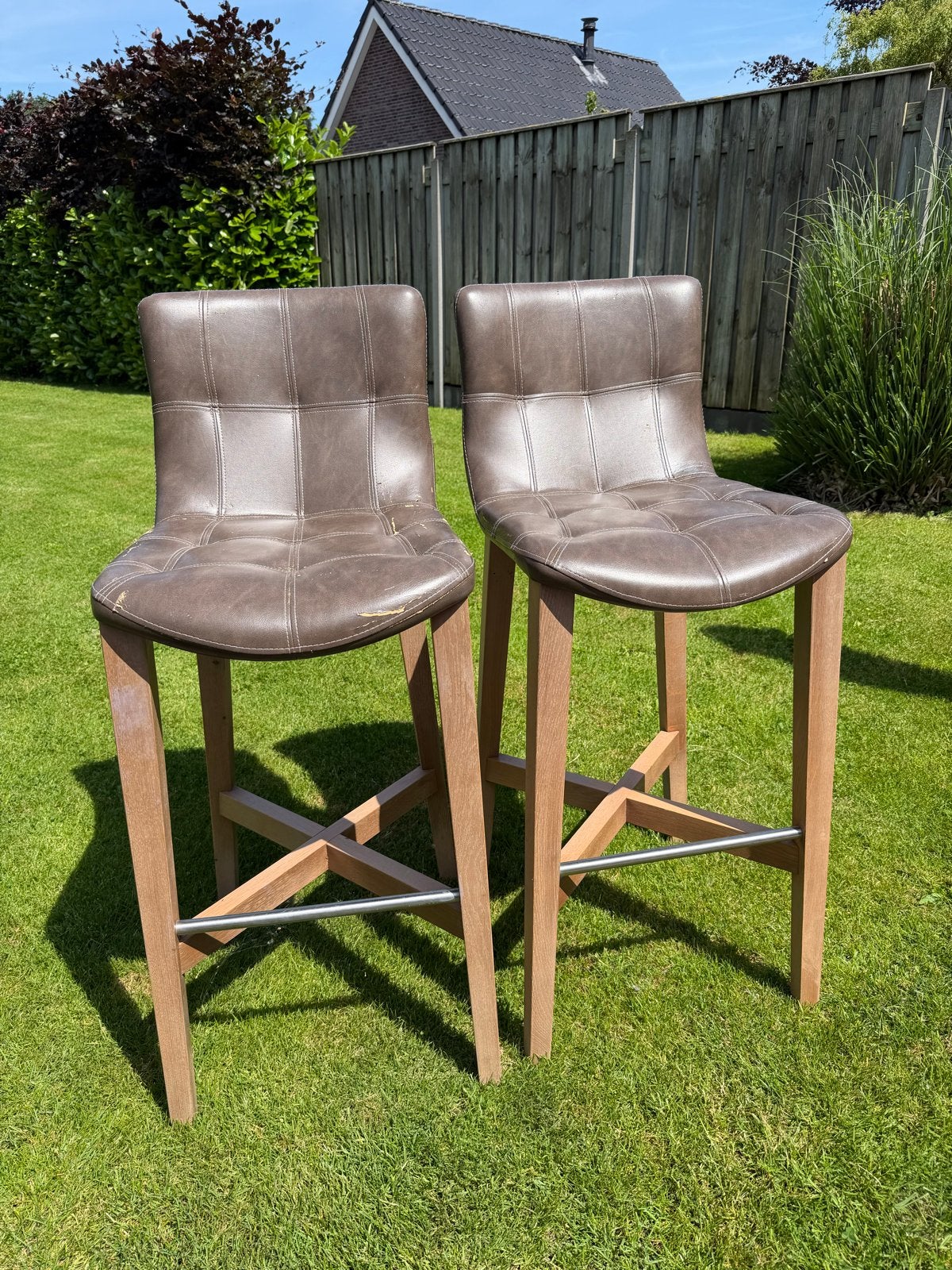 2 Gebruikte barkrukken met houten poten en kunstleer, Ophalen, Gebruikt, Met voetsteun, 90 cm of meer