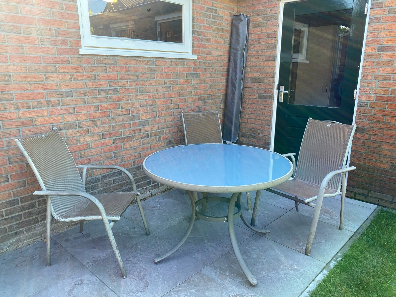 Ronde tuintafel met glazen blad en 3 stoelen, Ophalen, Overige materialen, Gebruikt, Eettafel