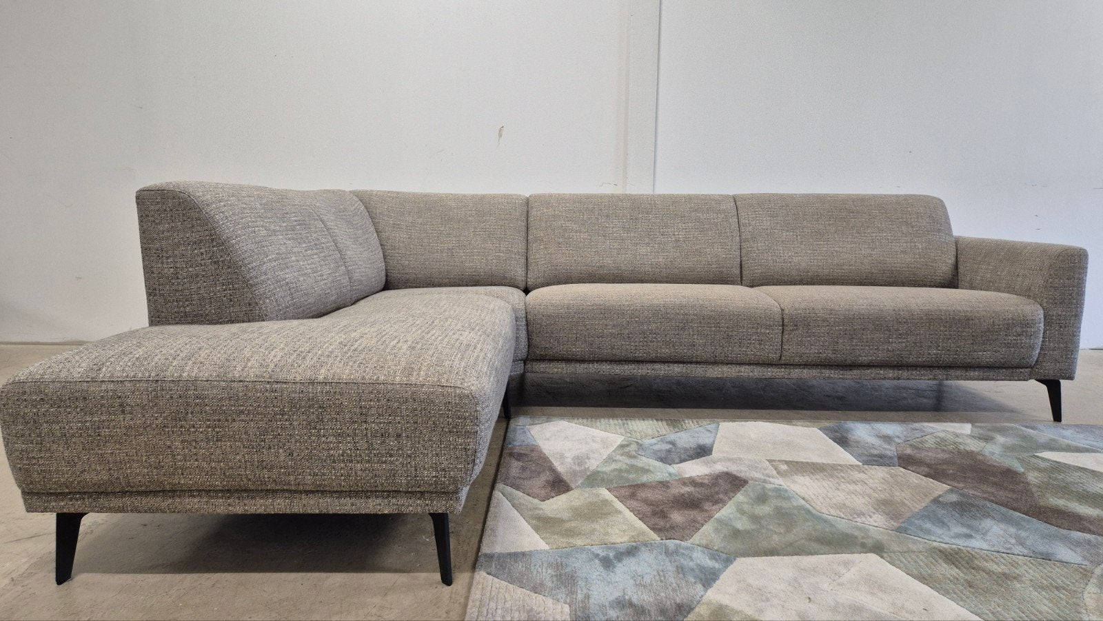 Pas 1,5 jaar oude taupe gemêleerde design hoekbank + hocker, Huis en Inrichting, 250 tot 300 cm, Hoekbank, Ophalen of Verzenden