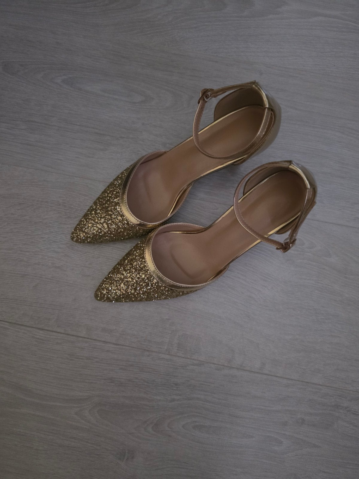Nieuwe Gouden Glitter Pumps - Maat 39, Hak 7 cm, Kleding | Dames, Schoenen, Pumps, Overige kleuren, Nieuw, Ophalen of Verzenden