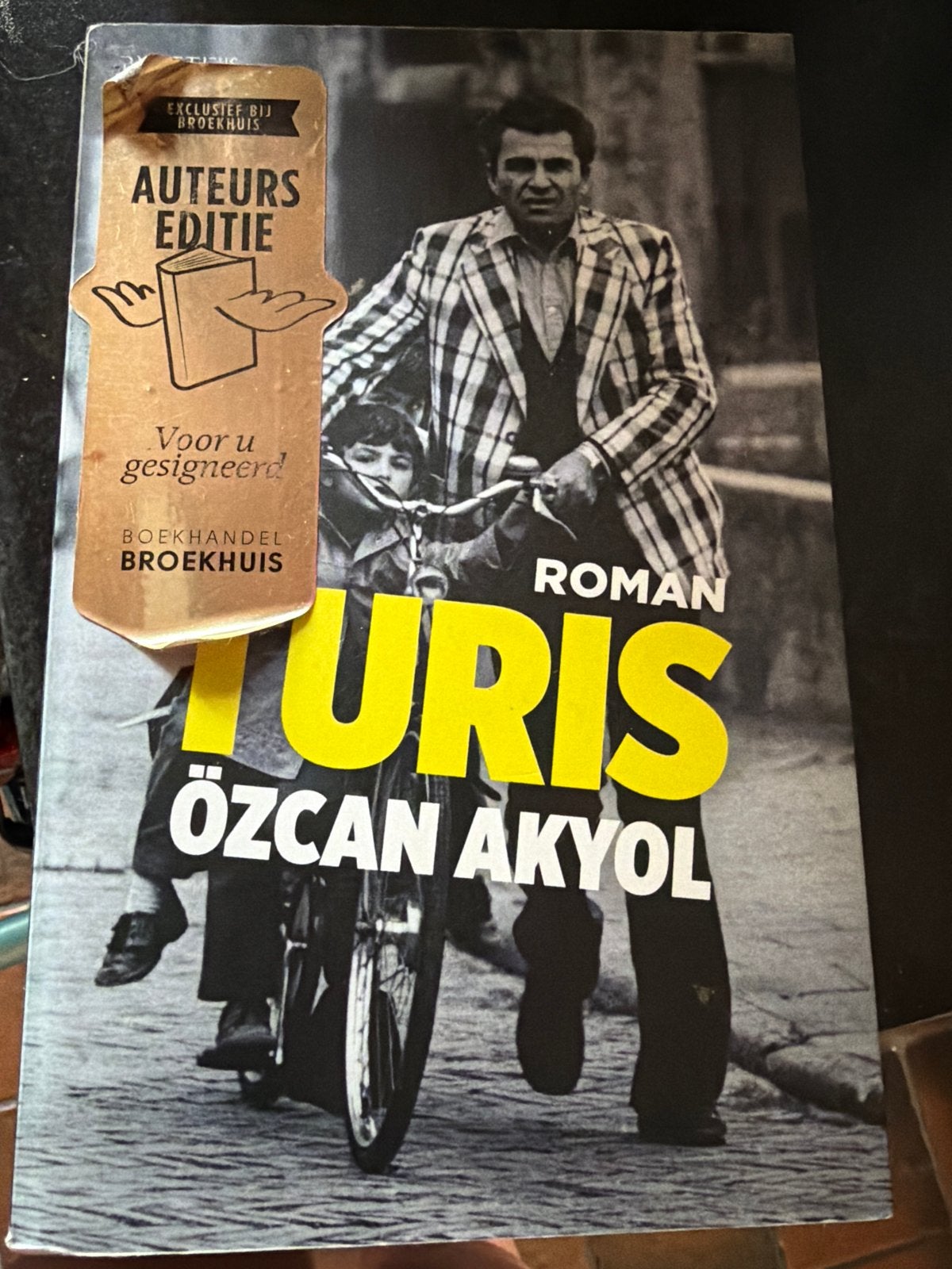 WK1.  Özcan Akyol - Turis, Ophalen of Verzenden, Zo goed als nieuw, Özcan Akyol