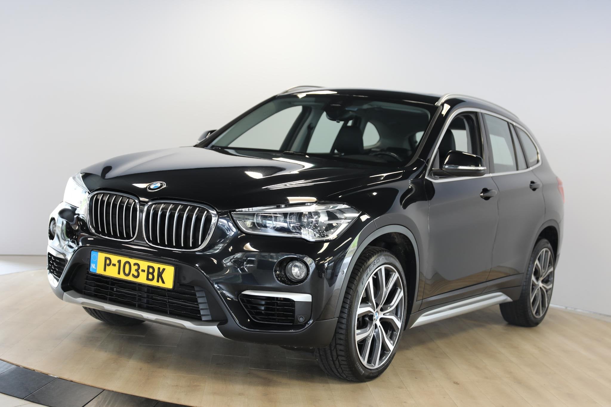 BMW X1 sDrive18i High Executive | Schuif-open dak | X-LINE |, Gebruikt, Euro 6, Zwart, Automatische klimaatregeling