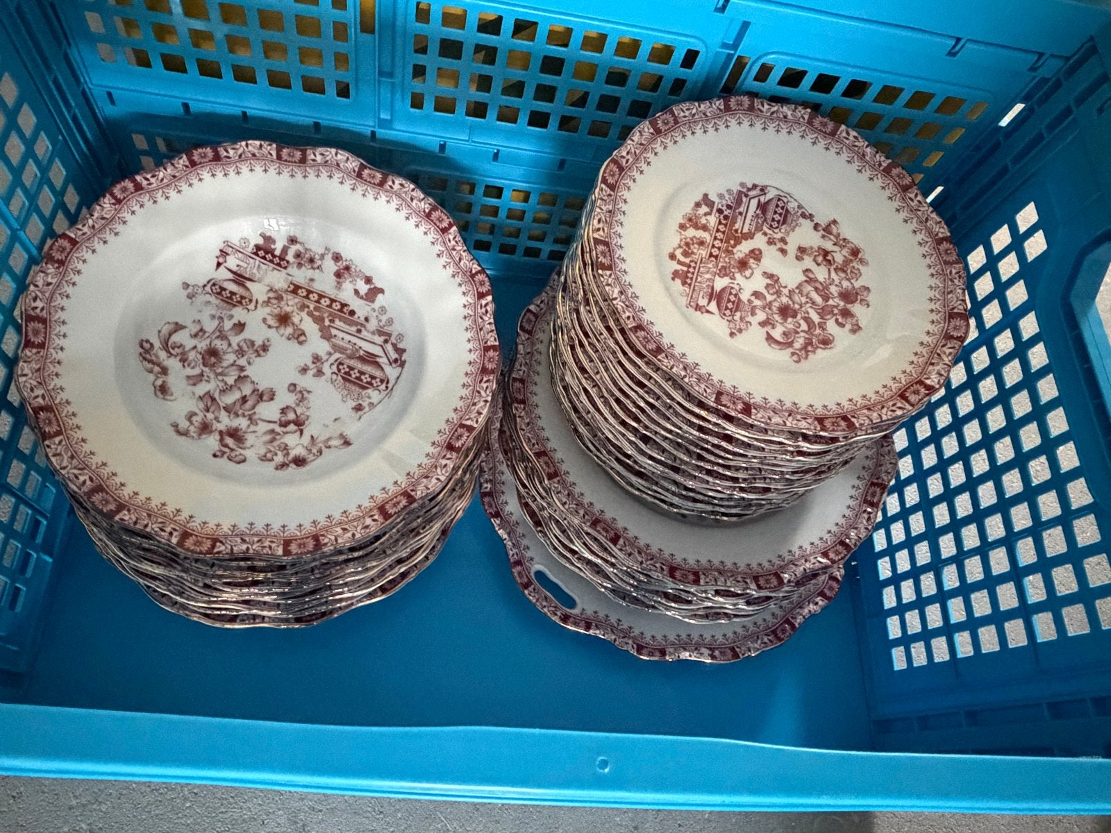 Uitgebreid servies met rood-wit decor, diverse onderdelen, Huis en Inrichting, Ophalen, Gebruikt, Overige merken, Compleet servies