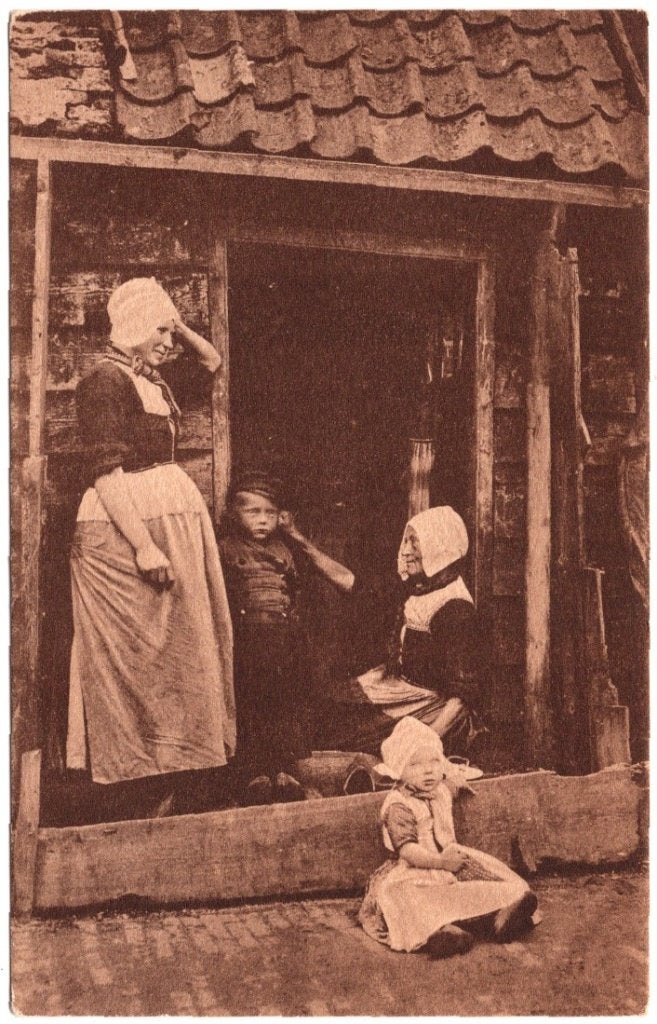 Oude Ansichtkaart Volendam Buurpraatje Kinderen Sepia, Ophalen of Verzenden, 1920 tot 1940, Ongelopen, Noord-Holland