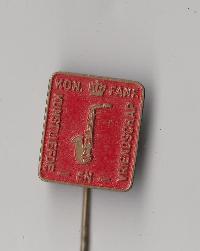 Kon Fanfare Kunst Liefde Vriendschap Saxofoon speldje, Verzamelen, Speldjes, Pins en Buttons, Gebruikt, Niet vindbaar, Niet vindbaar