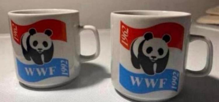 2 Mokken van WWF 1962-1992. Wereld Natuur Fonds. Hoogte 8 cm, Ophalen, Overige materialen, Overige typen, Zo goed als nieuw
