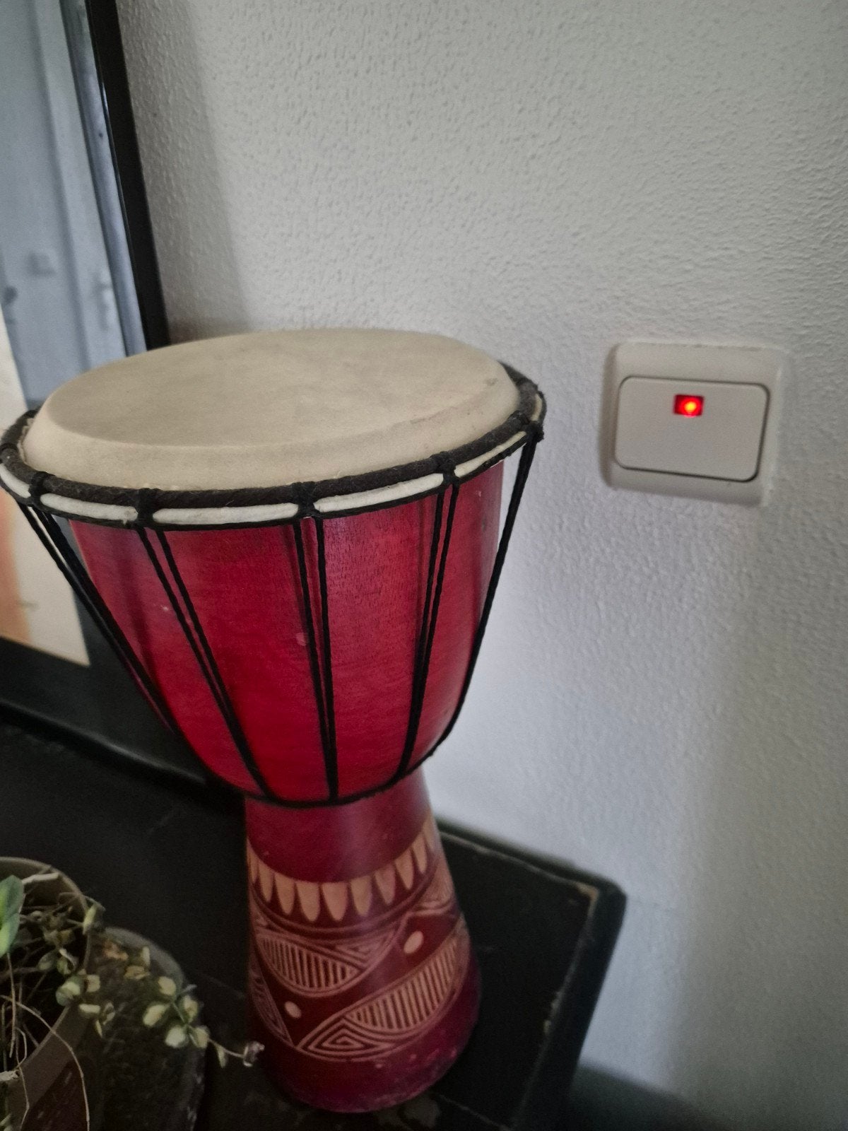 Mooie rode Djembe - Handgemaakt percussie-instrument, Ophalen of Verzenden, Zo goed als nieuw, Trommel
