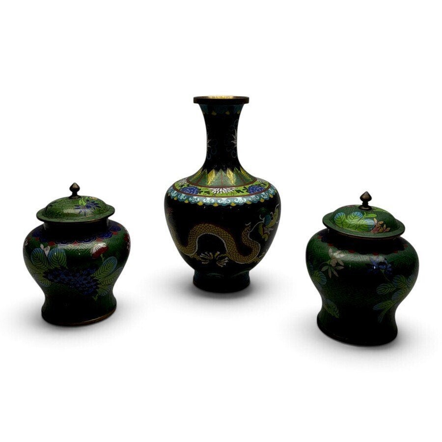 Twee 20e eeuwse cloisonné dekselpotjes en cloisonné vaas