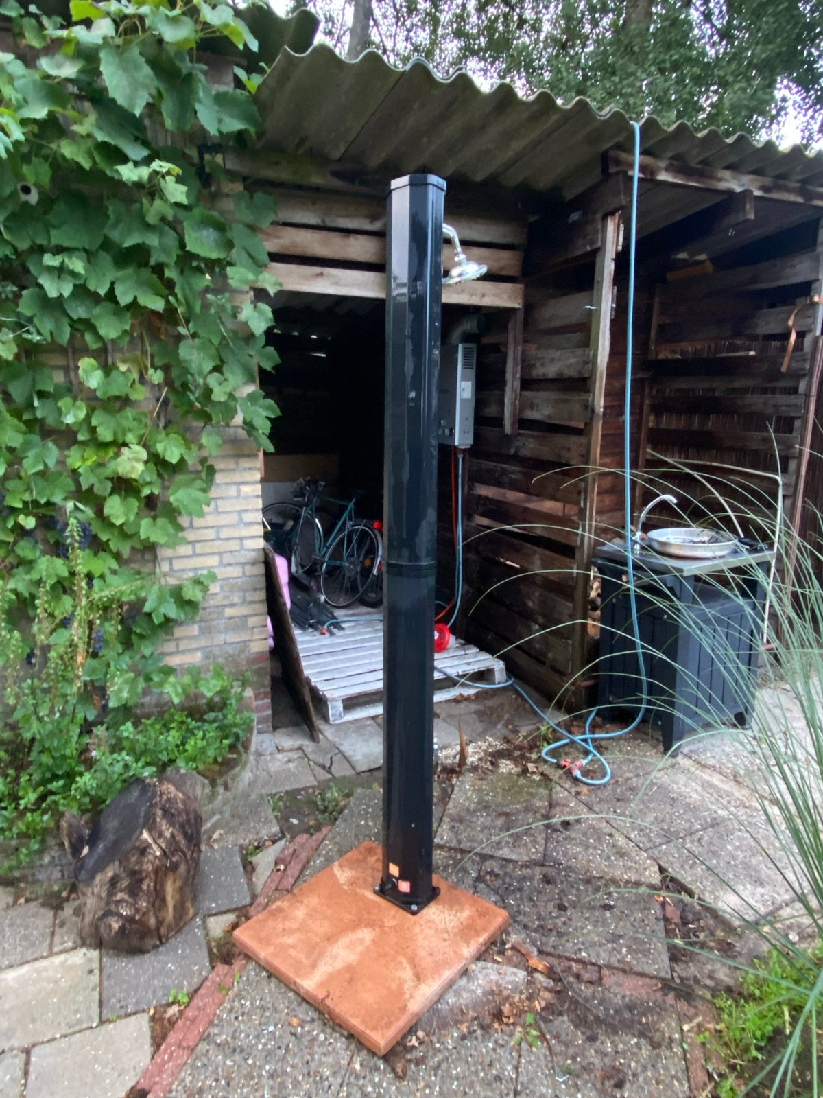 Zonnedouche 35L zwart met vloerplaat en douchetent, Tuin en Terras, Ophalen, Minder dan 80 cm, Overige typen, Rond