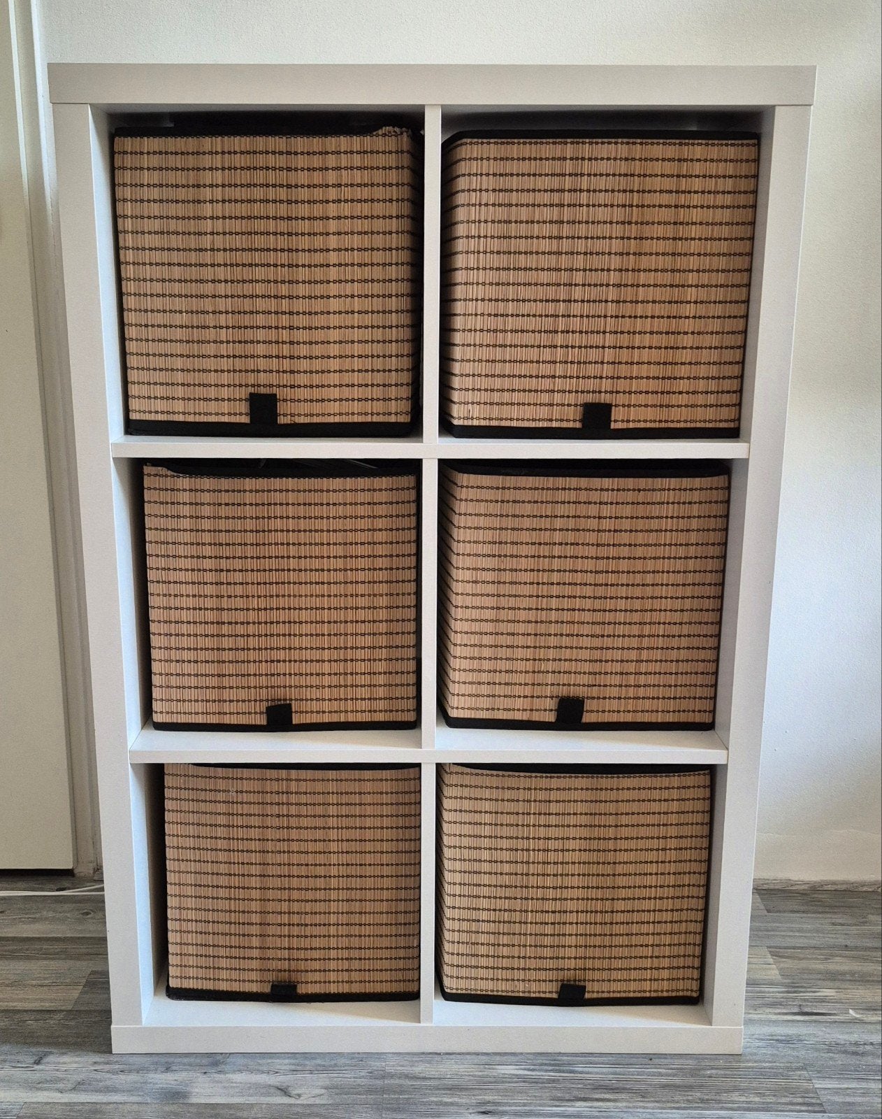 Witte IKEA Kallax kast met 6 rieten bakken -76,5x39x111,5 cm, Ophalen of Verzenden, Zo goed als nieuw