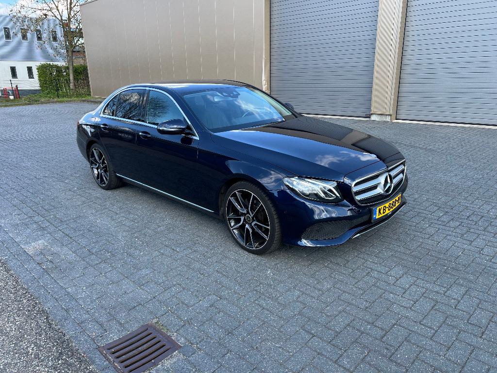 Mercedes-Benz E-Klasse E220 Sedan AUT NL-Auto Widescr. Blauw, Auto's, Mercedes-Benz, Automaat, Achterwielaandrijving, 4 cilinders