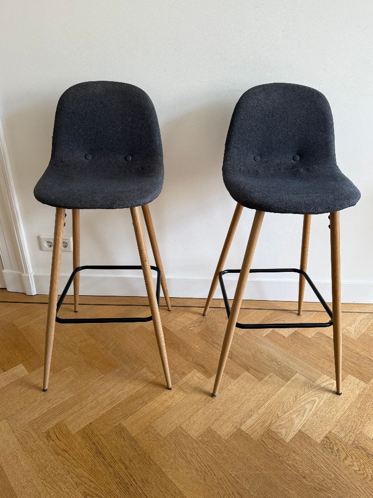 2 Kave Home barkrukken – donkergrijs – €125, Huis en Inrichting, Barkrukken, Ophalen, Gebruikt, Met voetsteun, 90 cm of meer