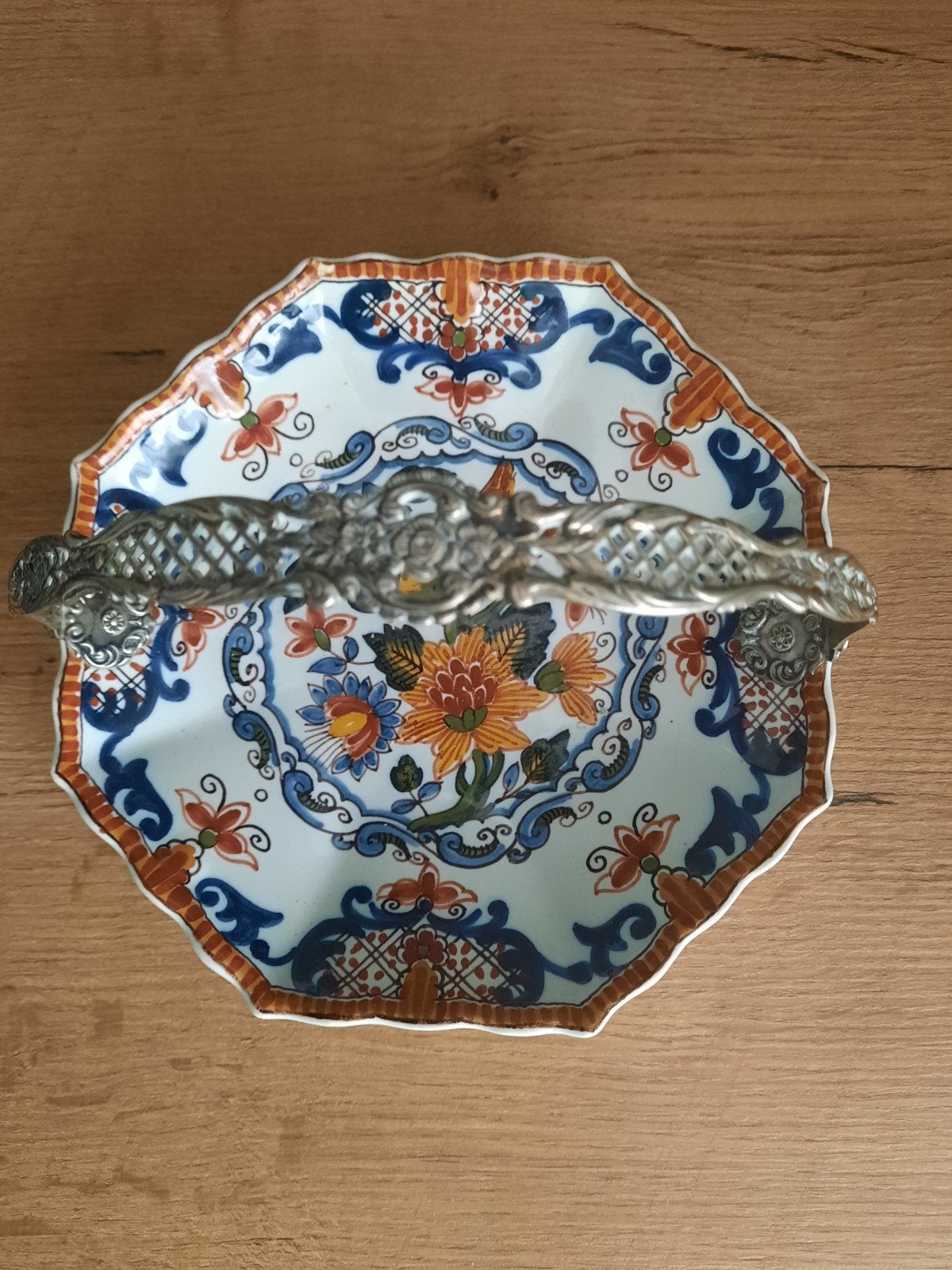 Antieke Makkum Tichelaar schaal met metalen hengsel, Antiek en Kunst, Antiek | Keramiek en Aardewerk, Ophalen of Verzenden