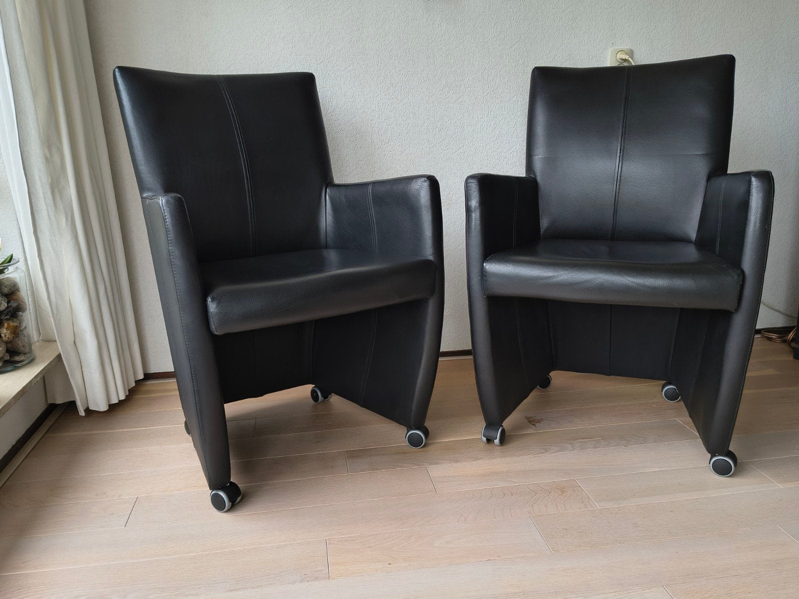 4 eetkamerstoelen zwart leer, zwenkwieltjes, Ophalen, Gebruikt, Zwart, Leer