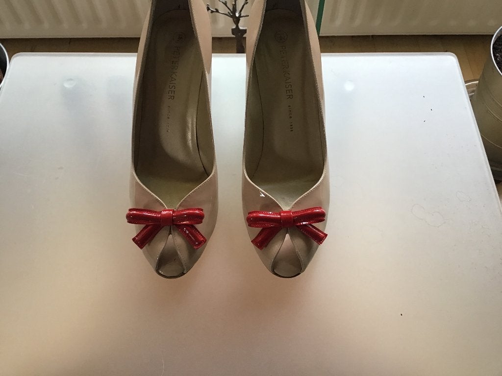 Peter Kaiser pumps zandkleurig lakleer m. rood strik detail, Pumps, Beige, Ophalen of Verzenden, Zo goed als nieuw