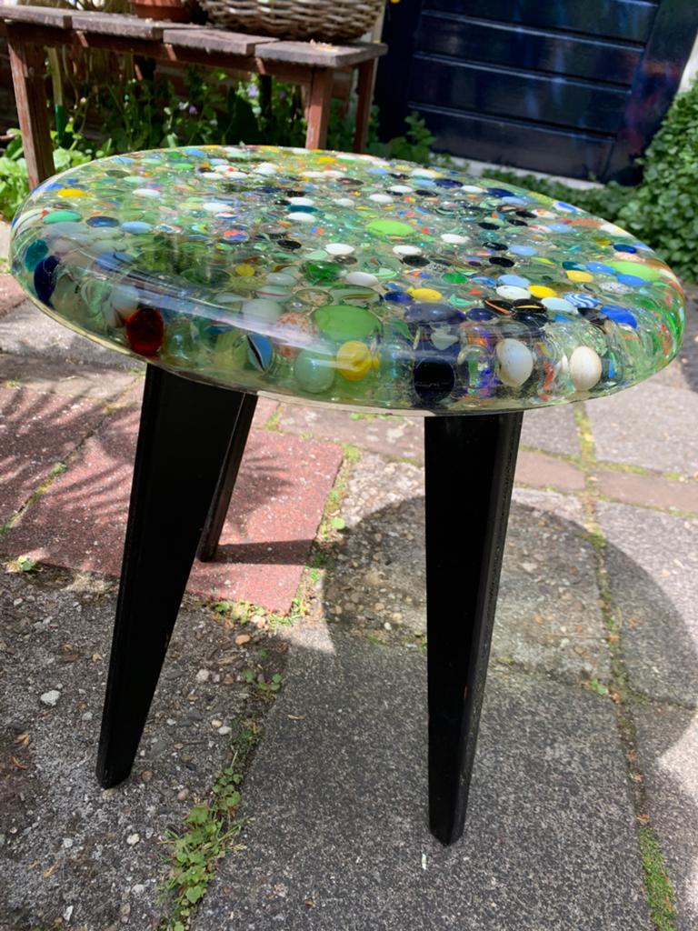 Leuke bijzettafel met knikkers, Huis en Inrichting, Tafels | Bijzettafels, Ophalen, Minder dan 45 cm, Minder dan 55 cm, Rond