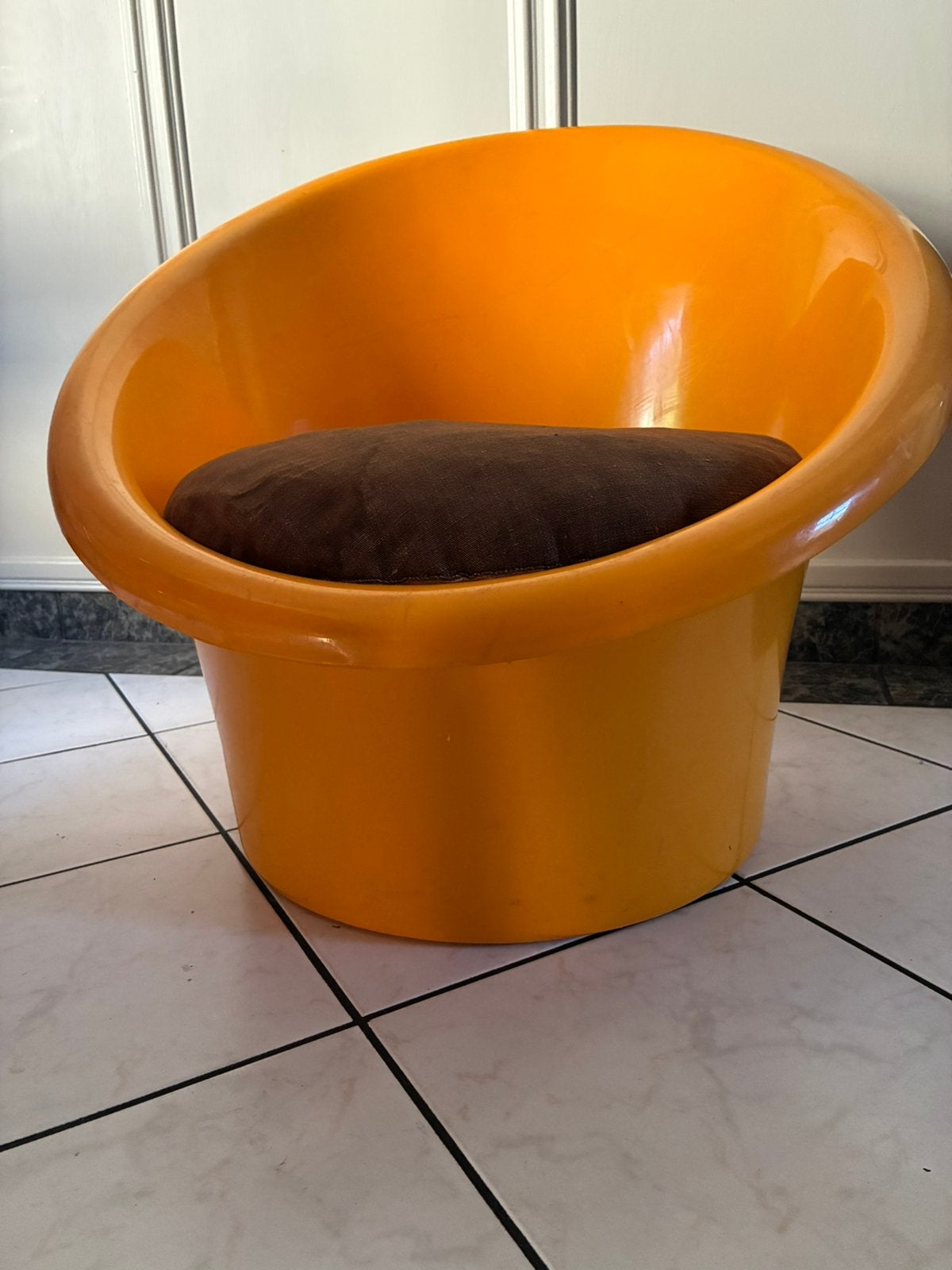 Vinted kuipstoel , van geel stevig plastic .. en kussen ., Ophalen, Zo goed als nieuw