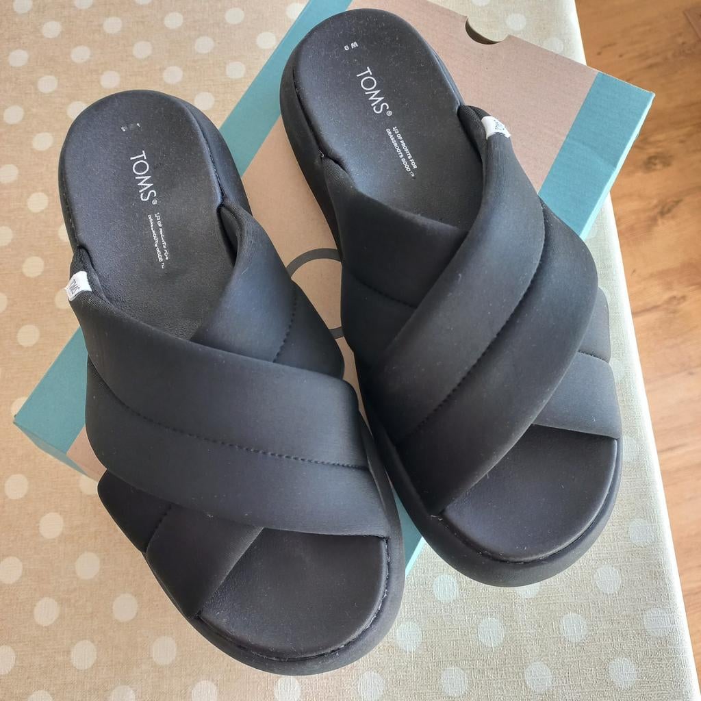 TOMS slippers zwart maat 40, Ophalen of Verzenden, Zo goed als nieuw, Zwart