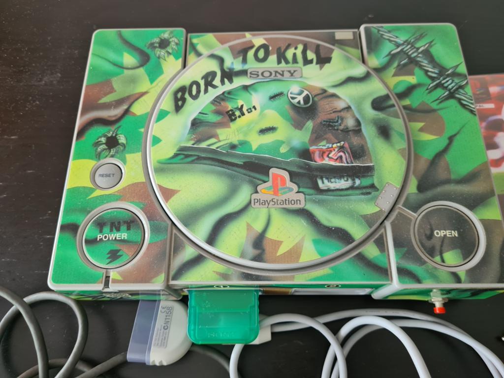 Unieke PlayStation 1 met camo-skin, 2 controllers en gun, Ophalen of Verzenden, Gebruikt, Met 2 controllers