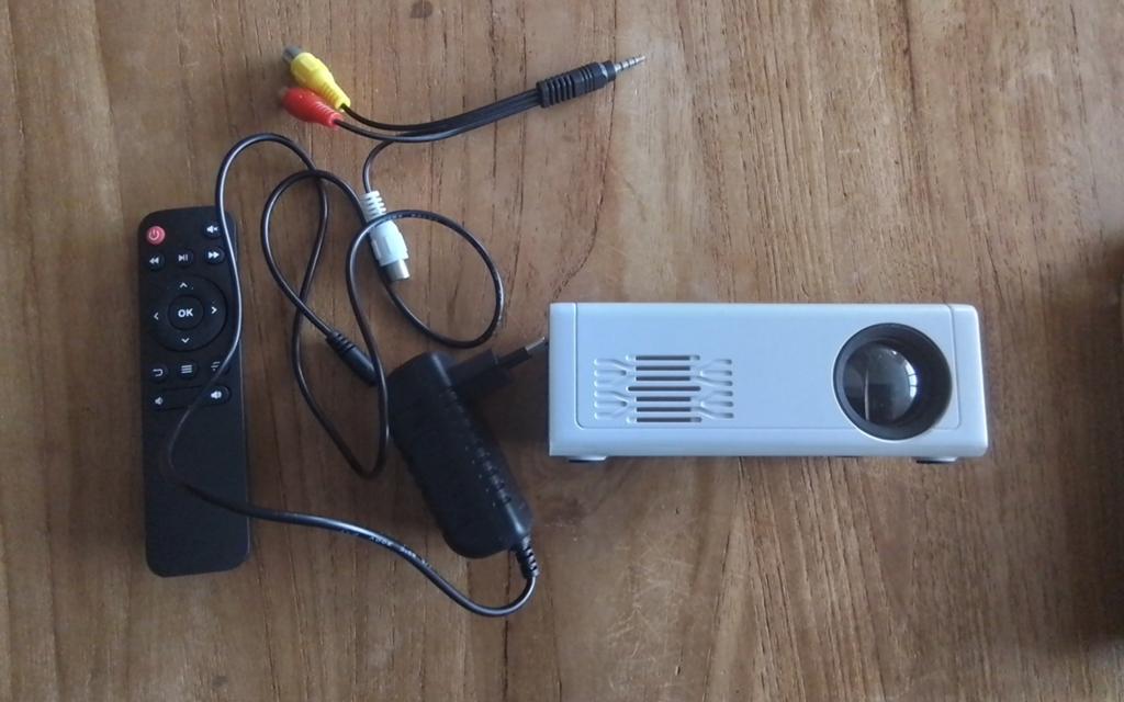 Compacte Mini Projector met Afstandsbediening, Audio, Tv en Foto, Beamers, Zo goed als nieuw, LED, Overige resoluties, Ophalen of Verzenden