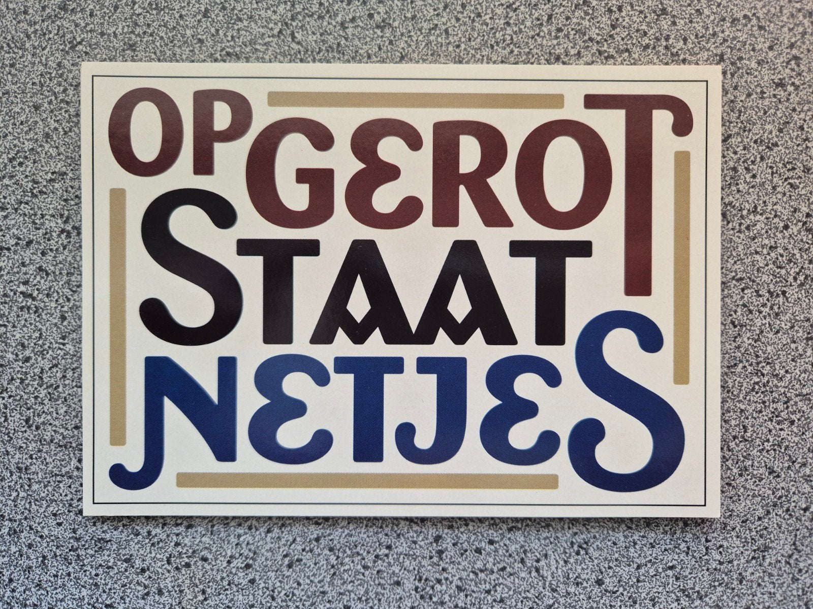 Grappige Boomerang Ansichtkaart - 'Opgerot Staat Netjes', Verzamelen, Ansichtkaarten | Nederland, Ophalen of Verzenden, 1980 tot heden