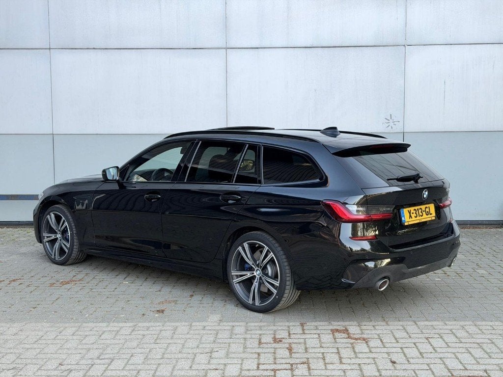 BMW 3-Serie 330e High Executive 292pk |PANO |H&K |HUD |Laser, 1998 cc, Achterwielaandrijving, Zwart, 4 cilinders