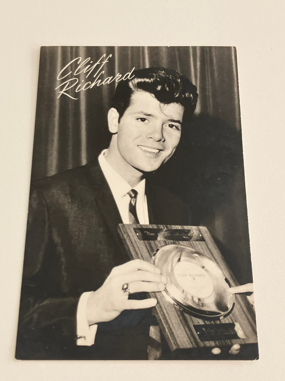 Cliff Richard, ansichtkaart niet gesigneerd, Verzamelen, Muziek, Artiesten en Beroemdheden, Verzenden, Zo goed als nieuw, Foto of Kaart