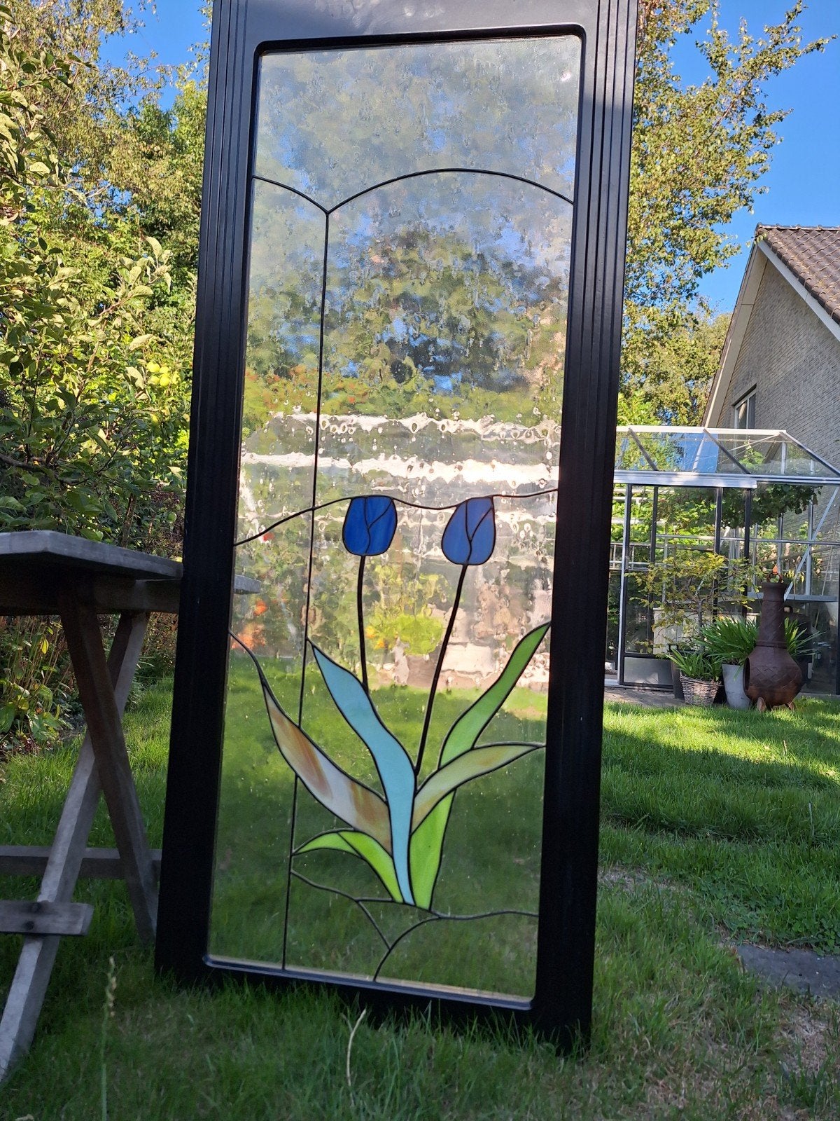 Glas in lood raam met bloemmotief in zwart frame, Ophalen, Gevelraam of Ruit, Gebruikt, Minder dan 80 cm