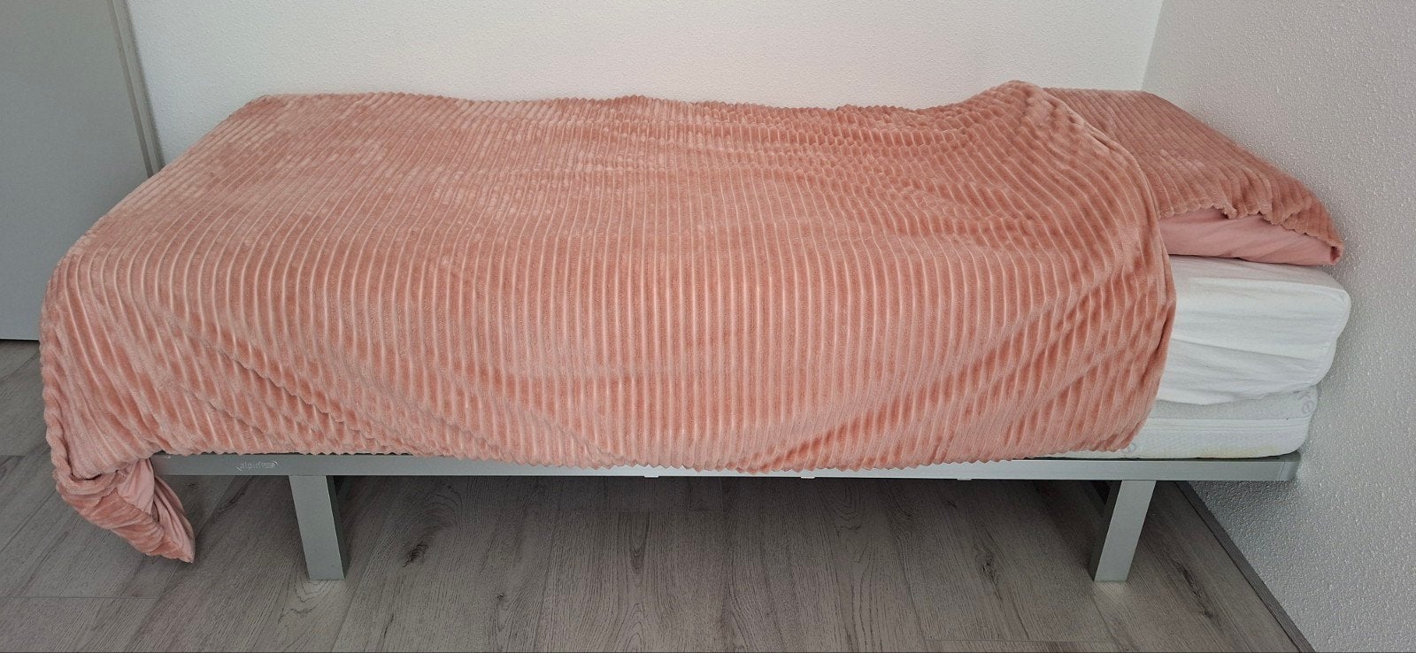 Alpin Plus Lichtgewicht Logeerbed 90x200 - Zeer Nette Staa, Huis en Inrichting, Ophalen, 90 cm, Eenpersoons, Zo goed als nieuw