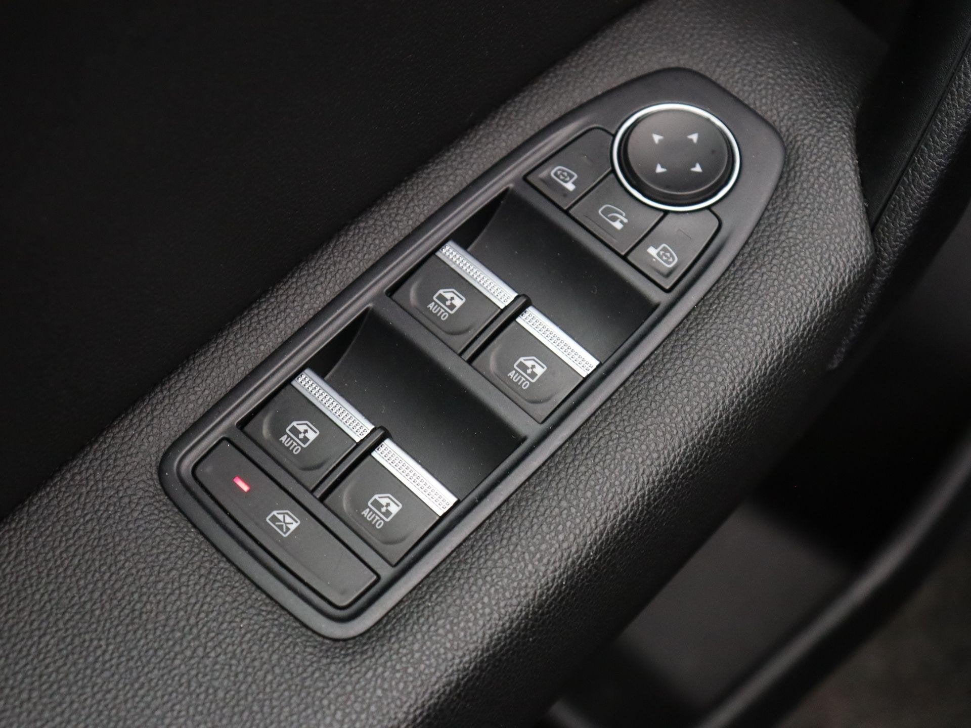 Foto 17 van Renault Captur TCe 100pk Intens | Climate Control | Bose aud