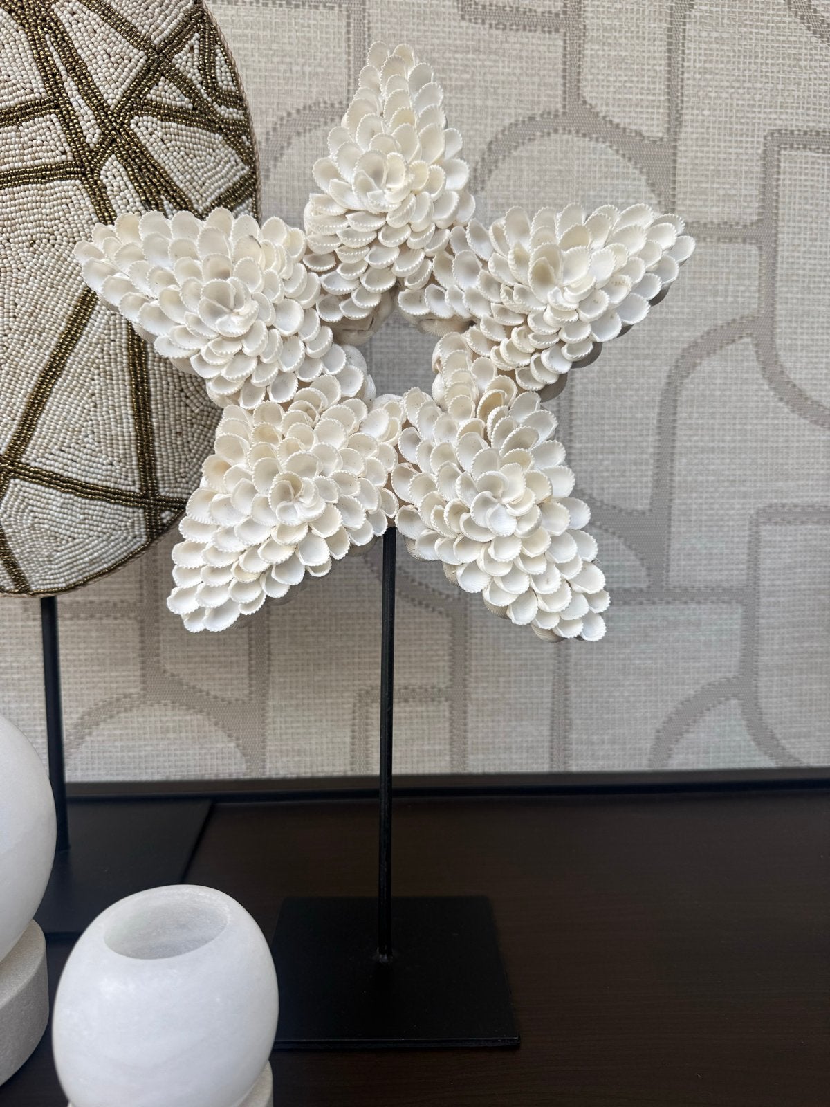Mooi schelpen ornament ster op zwart standaard - 45 cm, Huis en Inrichting, Ophalen, Boho, Zo goed als nieuw, Natuurlijk materiaal